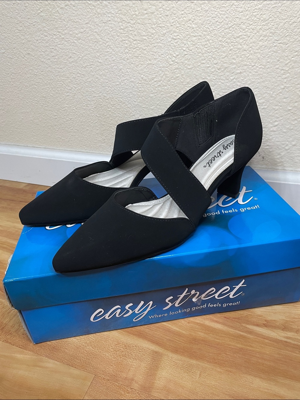 Easy Street Dashing Black Pumps (8.5)